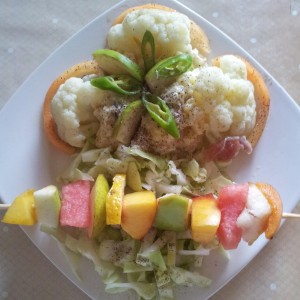 Aranjament cu salata de conopida, salata de varza si fructe