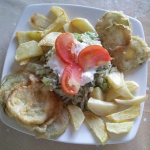 Aranjament cu salata de varza cu sos de usturoi, cartofi prajiti si dovlecei pane