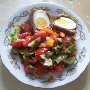 Aranjament cu salata si chiftelute cu ou