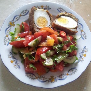 Aranjament cu salata si ou in chiftea
