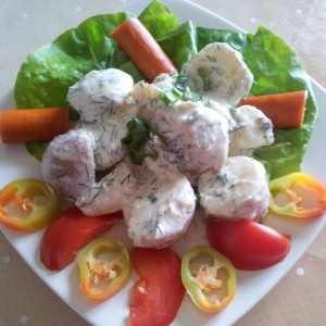 Aranjament cu salata verde, carnaciori si salata de cartofi noi