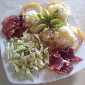 Aranjament cu salta de conopida, prosciutto si salata de varza