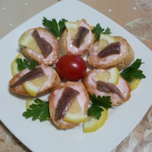 Aranjament cu tartine de icre si anchoa