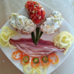 Aranjament cu tartine, salata de fasole verde si rosii