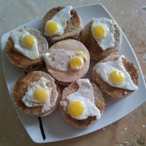 Aranjament cu tartine si oua de prepelita