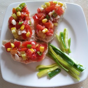 Aranjament floare cu salata de rosii, ardei si tartine