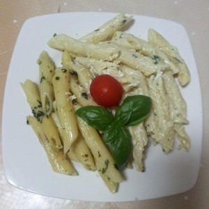 Aranjament paste su sos alb si pesto