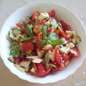 Salata cu rosii, zucchini, castraveti si busuioc