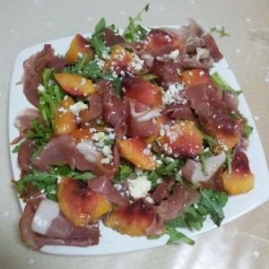 Salata cu rucolla, prosciutto si piersica