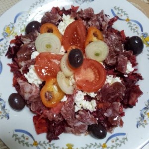 Salata de morcovi, sfecla rosie, ridiche neagra