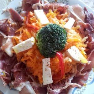 Salata de morcovi si prosciutto