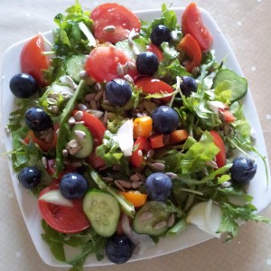 Salata verde, rucolla, rosii, casraveti, struguri si seminte