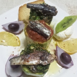 aranjament sardine in dovlecei cu sos rosu si verde