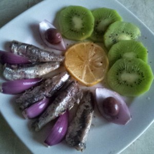 aranjament sardine si kiwi