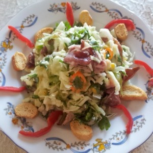 salata de varza cu iaurt si crutoane