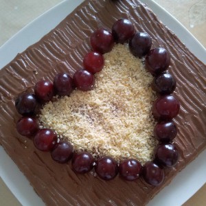 tort de ciocolata cu inima de cirese